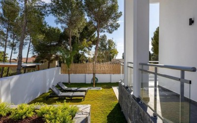 Preciosa villa moderna todo en una planta.